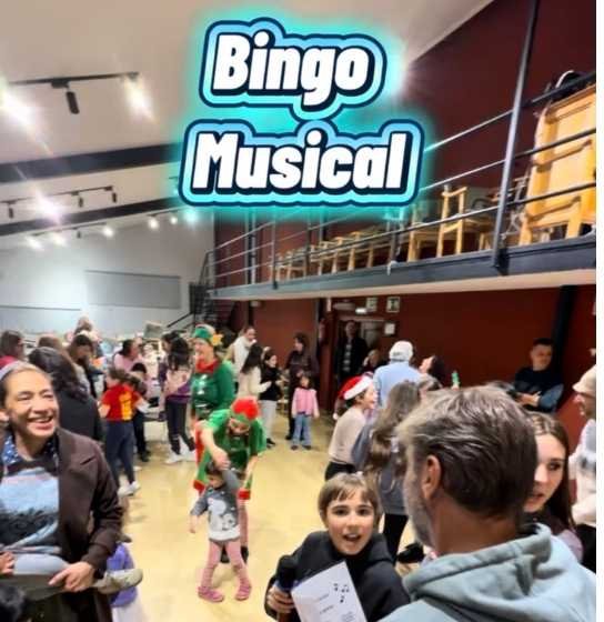 Bingo musical en La Adrada con público divirtiéndose